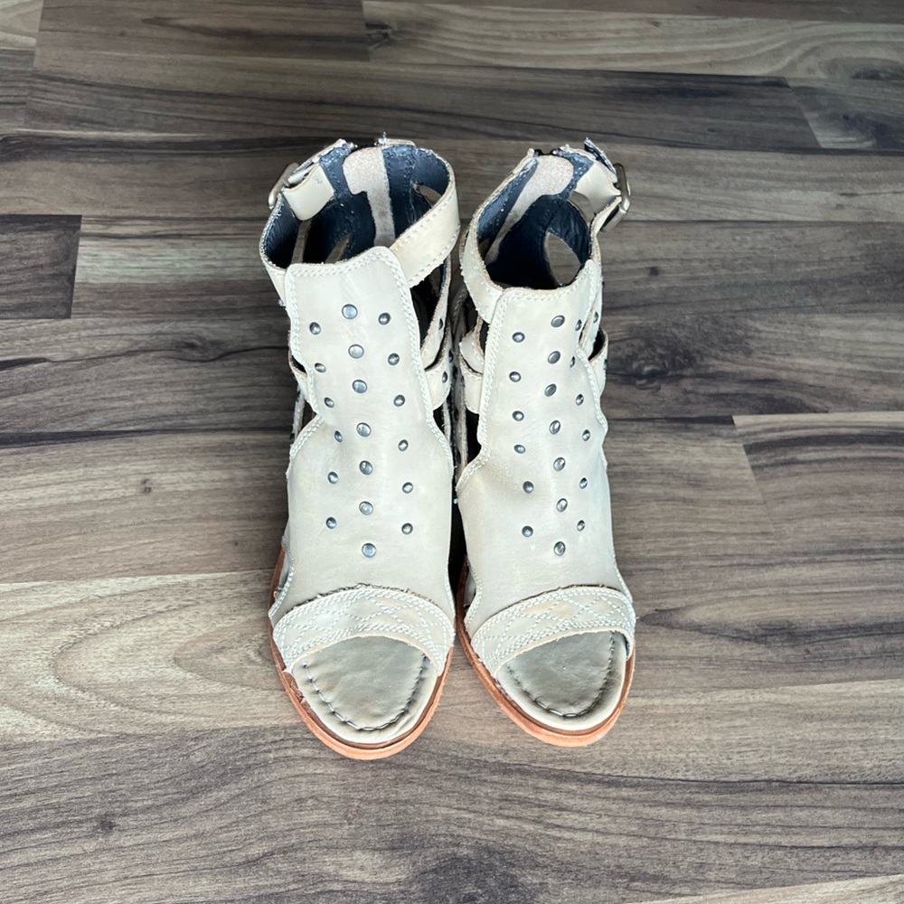 NWOT No Roots Boots Heels Size 9